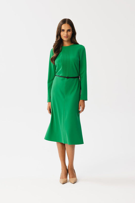 Eleganza Stitch Midi Dress – stijlvolle midi-jurk met decoratieve stiksels, kunstleren riem en lange mouwen.