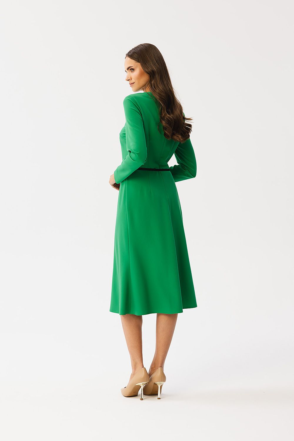 Eleganza Stitch Midi Dress – stijlvolle midi-jurk met decoratieve stiksels, kunstleren riem en lange mouwen.