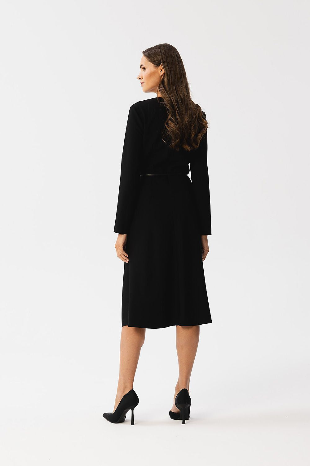 Eleganza Stitch Midi Dress – stijlvolle midi-jurk met decoratieve stiksels, kunstleren riem en lange mouwen.