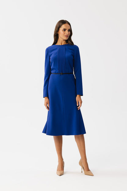 Eleganza Stitch Midi Dress – stijlvolle midi-jurk met decoratieve stiksels, kunstleren riem en lange mouwen.